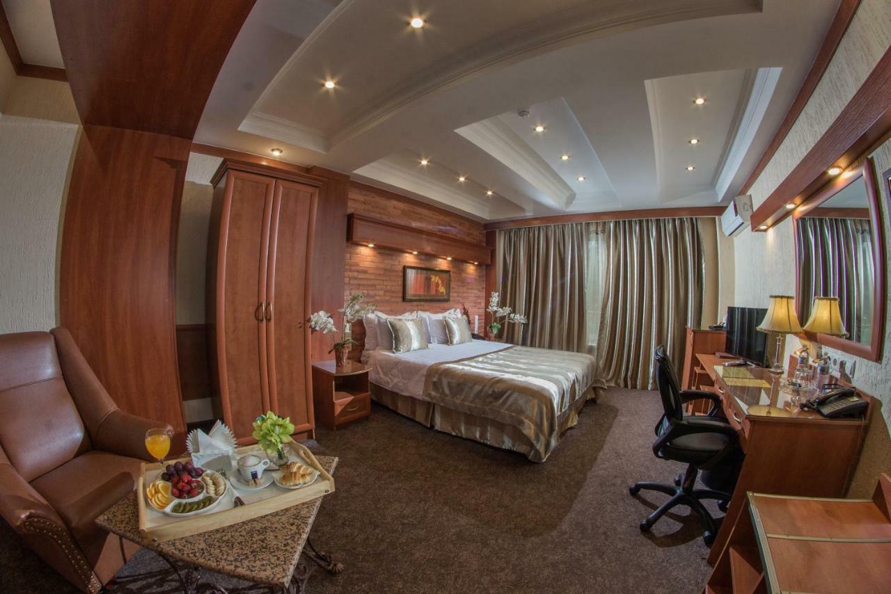 Hotel Uyut אלמטי מראה חיצוני תמונה